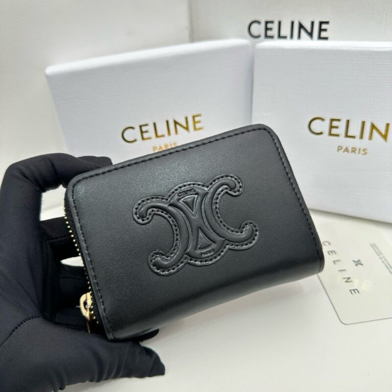 【AT2610】Celine  TRIOMPHE CUIRコンパクトジップ財布は、セリーヌの専用カウンターと同期されており、滑らかな小牛革と小牛革裏地で作られています。ジップ閉じ口の中には、6つのクレジットカードスロットと2つのキャッシュコンパートメントがあります。