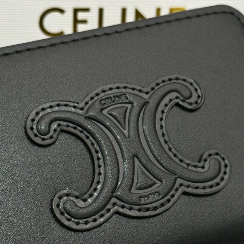 【AT2610】Celine  TRIOMPHE CUIRコンパクトジップ財布は、セリーヌの専用カウンターと同期されており、滑らかな小牛革と小牛革裏地で作られています。ジップ閉じ口の中には、6つのクレジットカードスロットと2つのキャッシュコンパートメントがあります。