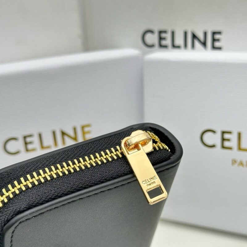 【AT2610】Celine  TRIOMPHE CUIRコンパクトジップ財布は、セリーヌの専用カウンターと同期されており、滑らかな小牛革と小牛革裏地で作られています。ジップ閉じ口の中には、6つのクレジットカードスロットと2つのキャッシュコンパートメントがあります。