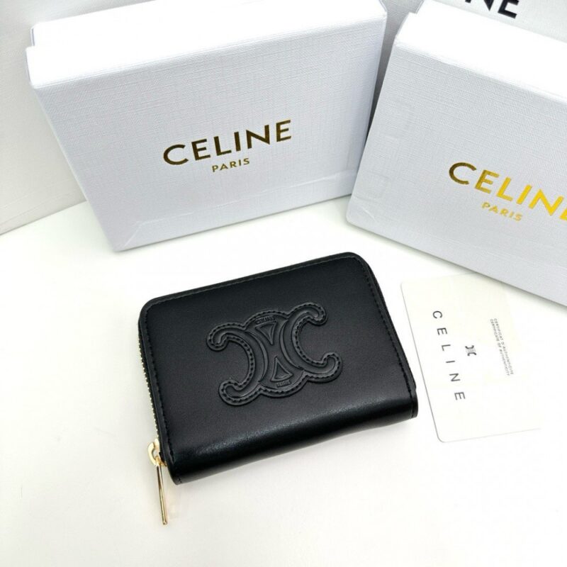【AT2610】Celine  TRIOMPHE CUIRコンパクトジップ財布は、セリーヌの専用カウンターと同期されており、滑らかな小牛革と小牛革裏地で作られています。ジップ閉じ口の中には、6つのクレジットカードスロットと2つのキャッシュコンパートメントがあります。