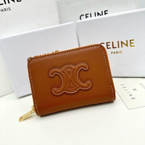 【AT2611】Celine これは、セリーヌの公式販売店で同期された、TRIOMPHE CUIRコンパクトジップ財布です。滑らかな子牛革と子牛革裏地、ジップクロージャー、6つのクレジットカードスロット、2つのキャッシュコンパートメントが特徴です。