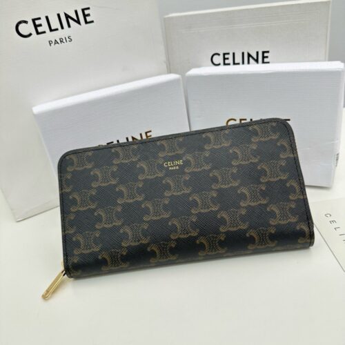 【AT2614】Celine セリーヌ公式ストアで同期された、TRIOMPHE CUIRラージジップウォレット。クラシックなモノグラム柄と小牛革裏地、ジップクロージャー、ジップ付きコインポケット、12枚のクレジットカードスロット、2つのコーナーストッパー隔壁、2つのフラットポケット。