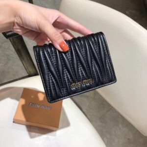 【AT2617】miumiuのカウンター最新作品！カウンターのヒット商品が登場し、クラシックなフラワーエンボスデザインで、最高級の輸入ヤギ革を使用しており、革質が細かく柔らかく、仕上げが細やかです。