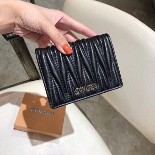 【AT2617】miumiuのカウンター最新作品！カウンターのヒット商品が登場し、クラシックなフラワーエンボスデザインで、最高級の輸入ヤギ革を使用しており、革質が細かく柔らかく、仕上げが細やかです。