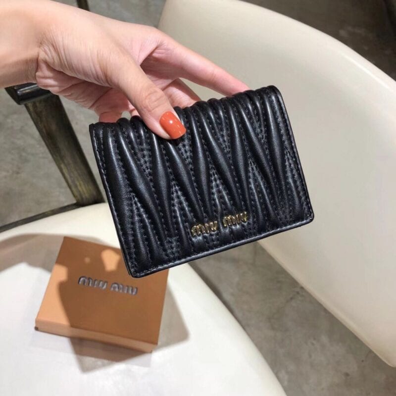 【AT2617】miumiuのカウンター最新作品！カウンターのヒット商品が登場し、クラシックなフラワーエンボスデザインで、最高級の輸入ヤギ革を使用しており、革質が細かく柔らかく、仕上げが細やかです。