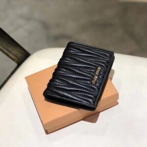 【AT2617】miumiuのカウンター最新作品！カウンターのヒット商品が登場し、クラシックなフラワーエンボスデザインで、最高級の輸入ヤギ革を使用しており、革質が細かく柔らかく、仕上げが細やかです。