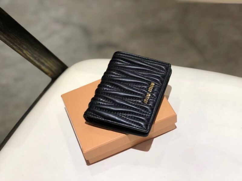 【AT2617】miumiuのカウンター最新作品！カウンターのヒット商品が登場し、クラシックなフラワーエンボスデザインで、最高級の輸入ヤギ革を使用しており、革質が細かく柔らかく、仕上げが細やかです。