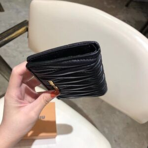 【AT2617】miumiuのカウンター最新作品！カウンターのヒット商品が登場し、クラシックなフラワーエンボスデザインで、最高級の輸入ヤギ革を使用しており、革質が細かく柔らかく、仕上げが細やかです。