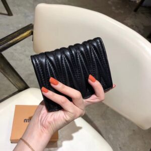【AT2617】miumiuのカウンター最新作品！カウンターのヒット商品が登場し、クラシックなフラワーエンボスデザインで、最高級の輸入ヤギ革を使用しており、革質が細かく柔らかく、仕上げが細やかです。
