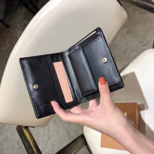 【AT2617】miumiuのカウンター最新作品！カウンターのヒット商品が登場し、クラシックなフラワーエンボスデザインで、最高級の輸入ヤギ革を使用しており、革質が細かく柔らかく、仕上げが細やかです。