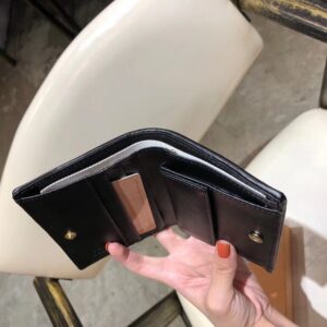【AT2617】miumiuのカウンター最新作品！カウンターのヒット商品が登場し、クラシックなフラワーエンボスデザインで、最高級の輸入ヤギ革を使用しており、革質が細かく柔らかく、仕上げが細やかです。
