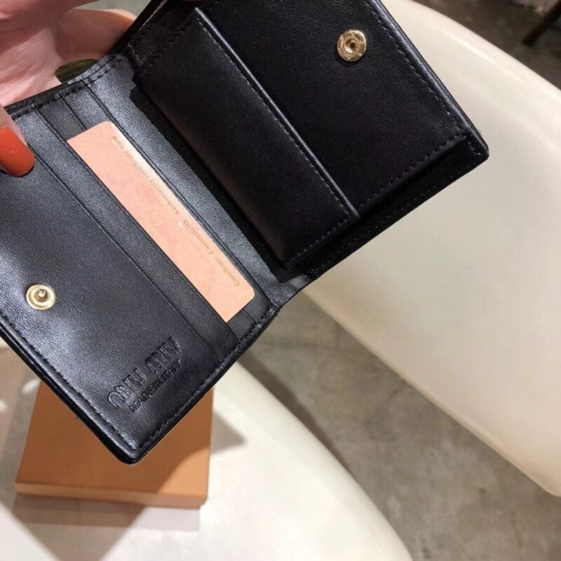 【AT2617】miumiuのカウンター最新作品！カウンターのヒット商品が登場し、クラシックなフラワーエンボスデザインで、最高級の輸入ヤギ革を使用しており、革質が細かく柔らかく、仕上げが細やかです。