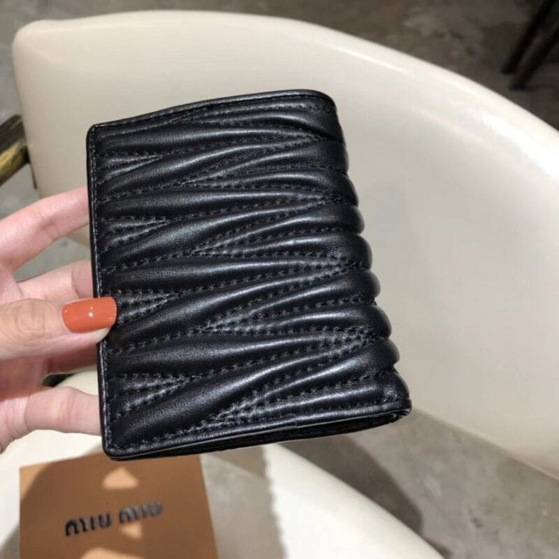 【AT2617】miumiuのカウンター最新作品！カウンターのヒット商品が登場し、クラシックなフラワーエンボスデザインで、最高級の輸入ヤギ革を使用しており、革質が細かく柔らかく、仕上げが細やかです。