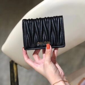 【AT2617】miumiuのカウンター最新作品！カウンターのヒット商品が登場し、クラシックなフラワーエンボスデザインで、最高級の輸入ヤギ革を使用しており、革質が細かく柔らかく、仕上げが細やかです。