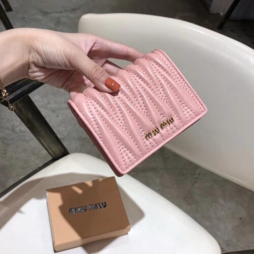 【AT2618】miumiuのカウンター最新モデル！カウンターでのヒット商品が登場し、クラシックな刺繍とエンボスデザイン、最高級の輸入ヤギ革を使用しています。革質は細かく柔らかく、手の込んだ仕事がされています。