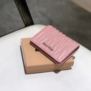 【AT2618】miumiuのカウンター最新モデル！カウンターでのヒット商品が登場し、クラシックな刺繍とエンボスデザイン、最高級の輸入ヤギ革を使用しています。革質は細かく柔らかく、手の込んだ仕事がされています。