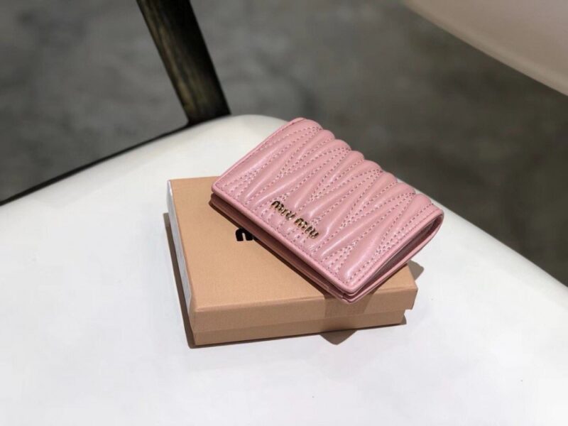 【AT2618】miumiuのカウンター最新モデル！カウンターでのヒット商品が登場し、クラシックな刺繍とエンボスデザイン、最高級の輸入ヤギ革を使用しています。革質は細かく柔らかく、手の込んだ仕事がされています。