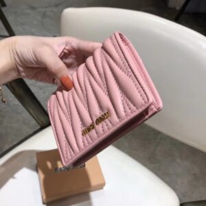 【AT2618】miumiuのカウンター最新モデル！カウンターでのヒット商品が登場し、クラシックな刺繍とエンボスデザイン、最高級の輸入ヤギ革を使用しています。革質は細かく柔らかく、手の込んだ仕事がされています。