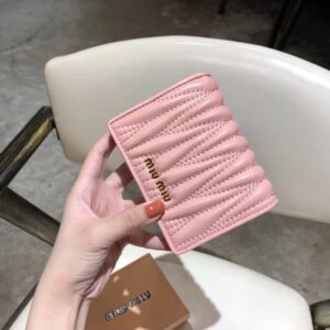 【AT2618】miumiuのカウンター最新モデル！カウンターでのヒット商品が登場し、クラシックな刺繍とエンボスデザイン、最高級の輸入ヤギ革を使用しています。革質は細かく柔らかく、手の込んだ仕事がされています。