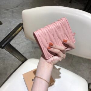 【AT2618】miumiuのカウンター最新モデル！カウンターでのヒット商品が登場し、クラシックな刺繍とエンボスデザイン、最高級の輸入ヤギ革を使用しています。革質は細かく柔らかく、手の込んだ仕事がされています。