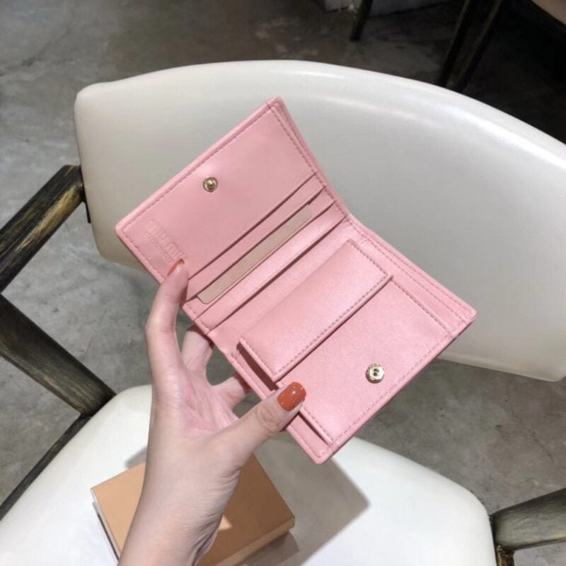 【AT2618】miumiuのカウンター最新モデル！カウンターでのヒット商品が登場し、クラシックな刺繍とエンボスデザイン、最高級の輸入ヤギ革を使用しています。革質は細かく柔らかく、手の込んだ仕事がされています。