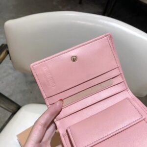 【AT2618】miumiuのカウンター最新モデル！カウンターでのヒット商品が登場し、クラシックな刺繍とエンボスデザイン、最高級の輸入ヤギ革を使用しています。革質は細かく柔らかく、手の込んだ仕事がされています。