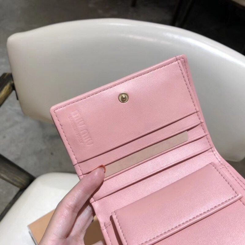 【AT2618】miumiuのカウンター最新モデル！カウンターでのヒット商品が登場し、クラシックな刺繍とエンボスデザイン、最高級の輸入ヤギ革を使用しています。革質は細かく柔らかく、手の込んだ仕事がされています。