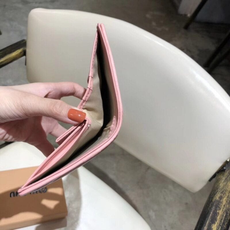 【AT2618】miumiuのカウンター最新モデル！カウンターでのヒット商品が登場し、クラシックな刺繍とエンボスデザイン、最高級の輸入ヤギ革を使用しています。革質は細かく柔らかく、手の込んだ仕事がされています。