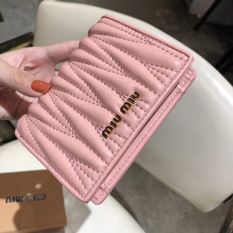 【AT2618】miumiuのカウンター最新モデル！カウンターでのヒット商品が登場し、クラシックな刺繍とエンボスデザイン、最高級の輸入ヤギ革を使用しています。革質は細かく柔らかく、手の込んだ仕事がされています。