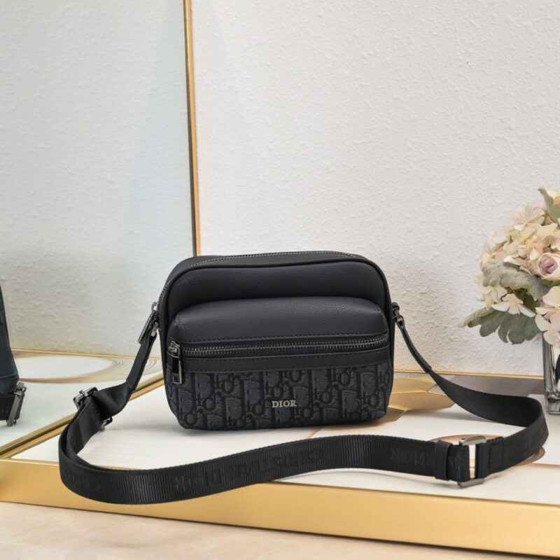 【AT2619】Dior ディオールのこのRider 2.0 ジップメッセンジャーバッグは実用的で精巧で、日常生活に最適なアイテムです。ブラックのObliqueプリント生地を使用し、正面にはディオールのロゴが施され、ブラックの粒面牛革のディテールで飾られています。