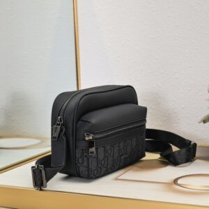 【AT2619】Dior ディオールのこのRider 2.0 ジップメッセンジャーバッグは実用的で精巧で、日常生活に最適なアイテムです。ブラックのObliqueプリント生地を使用し、正面にはディオールのロゴが施され、ブラックの粒面牛革のディテールで飾られています。