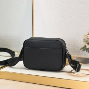【AT2619】Dior ディオールのこのRider 2.0 ジップメッセンジャーバッグは実用的で精巧で、日常生活に最適なアイテムです。ブラックのObliqueプリント生地を使用し、正面にはディオールのロゴが施され、ブラックの粒面牛革のディテールで飾られています。