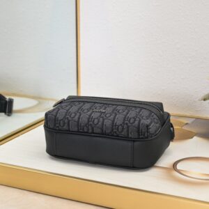 【AT2619】Dior ディオールのこのRider 2.0 ジップメッセンジャーバッグは実用的で精巧で、日常生活に最適なアイテムです。ブラックのObliqueプリント生地を使用し、正面にはディオールのロゴが施され、ブラックの粒面牛革のディテールで飾られています。
