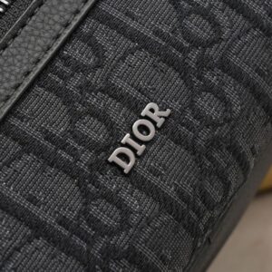 【AT2619】Dior ディオールのこのRider 2.0 ジップメッセンジャーバッグは実用的で精巧で、日常生活に最適なアイテムです。ブラックのObliqueプリント生地を使用し、正面にはディオールのロゴが施され、ブラックの粒面牛革のディテールで飾られています。