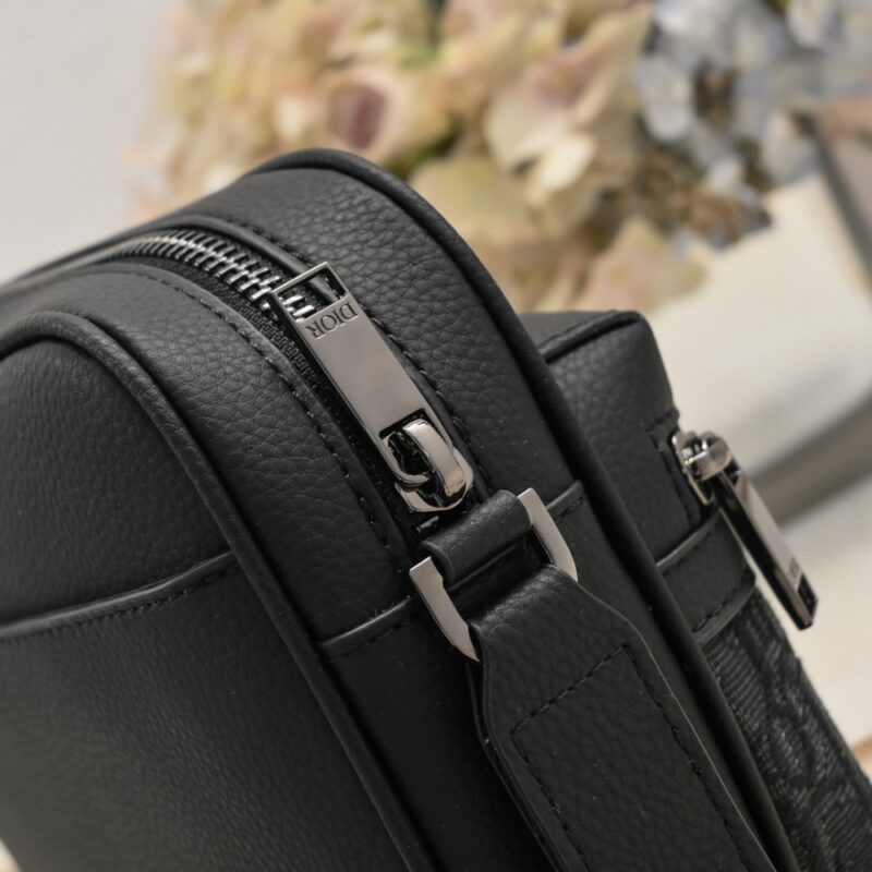 【AT2619】Dior ディオールのこのRider 2.0 ジップメッセンジャーバッグは実用的で精巧で、日常生活に最適なアイテムです。ブラックのObliqueプリント生地を使用し、正面にはディオールのロゴが施され、ブラックの粒面牛革のディテールで飾られています。