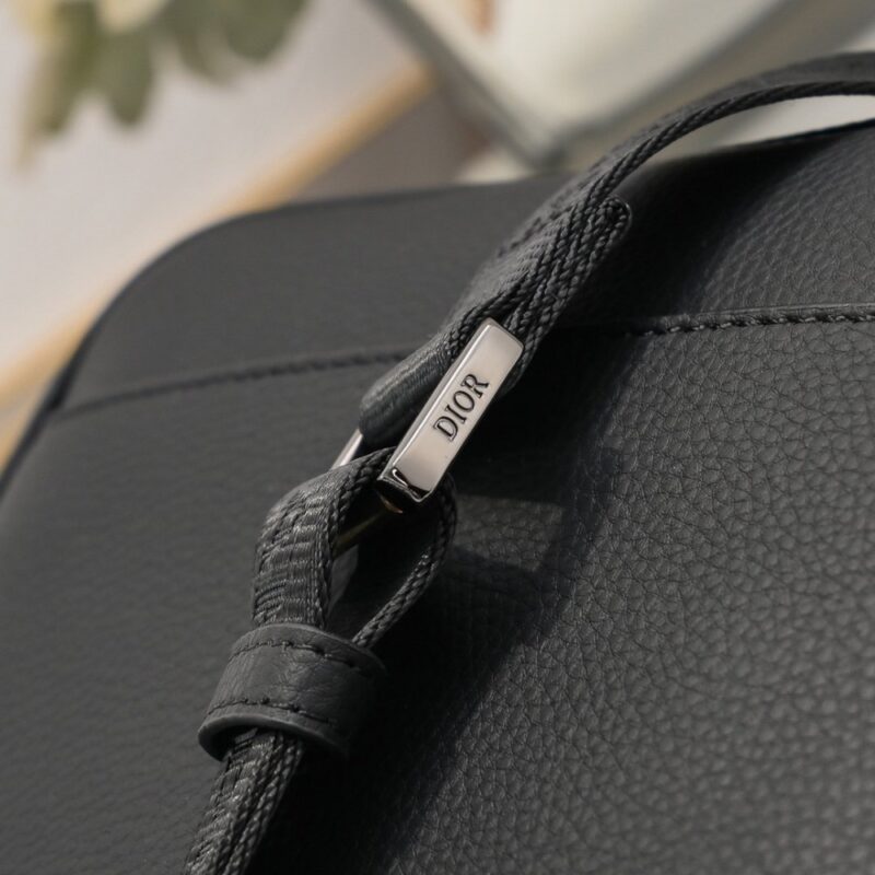 【AT2619】Dior ディオールのこのRider 2.0 ジップメッセンジャーバッグは実用的で精巧で、日常生活に最適なアイテムです。ブラックのObliqueプリント生地を使用し、正面にはディオールのロゴが施され、ブラックの粒面牛革のディテールで飾られています。