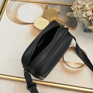 【AT2619】Dior ディオールのこのRider 2.0 ジップメッセンジャーバッグは実用的で精巧で、日常生活に最適なアイテムです。ブラックのObliqueプリント生地を使用し、正面にはディオールのロゴが施され、ブラックの粒面牛革のディテールで飾られています。