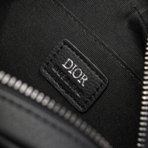 【AT2619】Dior ディオールのこのRider 2.0 ジップメッセンジャーバッグは実用的で精巧で、日常生活に最適なアイテムです。ブラックのObliqueプリント生地を使用し、正面にはディオールのロゴが施され、ブラックの粒面牛革のディテールで飾られています。