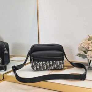 【AT2620】Dior ディオールのこのRider 2.0ジッパーメッセンジャーバッグは実用的で洗練されており、日常生活に最適なアイテムです。ブラックのObliqueプリント生地を使用し、正面にはディオールのロゴが施され、ブラックの粒面牛革のディテールが施されています。