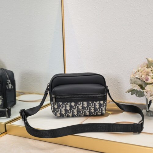 【AT2620】Dior ディオールのこのRider 2.0ジッパーメッセンジャーバッグは実用的で洗練されており、日常生活に最適なアイテムです。ブラックのObliqueプリント生地を使用し、正面にはディオールのロゴが施され、ブラックの粒面牛革のディテールが施されています。