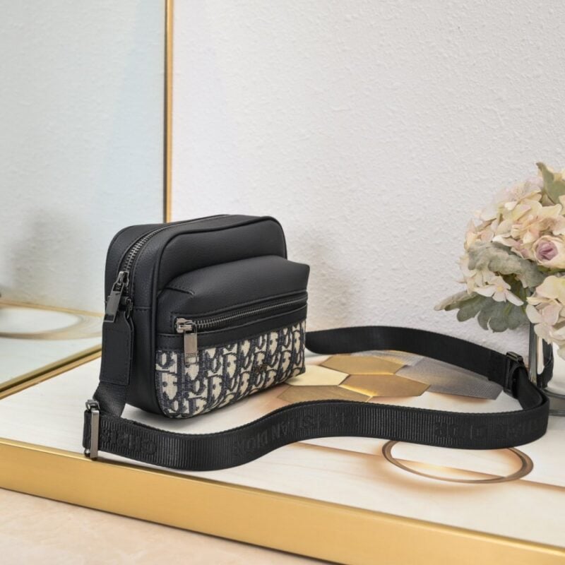 【AT2620】Dior ディオールのこのRider 2.0ジッパーメッセンジャーバッグは実用的で洗練されており、日常生活に最適なアイテムです。ブラックのObliqueプリント生地を使用し、正面にはディオールのロゴが施され、ブラックの粒面牛革のディテールが施されています。