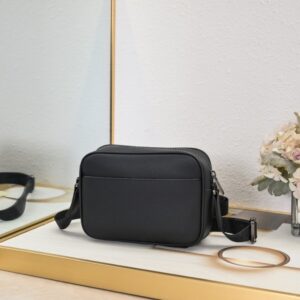 【AT2620】Dior ディオールのこのRider 2.0ジッパーメッセンジャーバッグは実用的で洗練されており、日常生活に最適なアイテムです。ブラックのObliqueプリント生地を使用し、正面にはディオールのロゴが施され、ブラックの粒面牛革のディテールが施されています。
