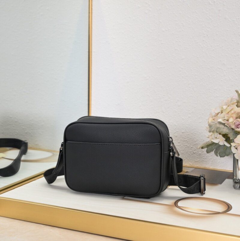 【AT2620】Dior ディオールのこのRider 2.0ジッパーメッセンジャーバッグは実用的で洗練されており、日常生活に最適なアイテムです。ブラックのObliqueプリント生地を使用し、正面にはディオールのロゴが施され、ブラックの粒面牛革のディテールが施されています。