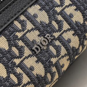 【AT2620】Dior ディオールのこのRider 2.0ジッパーメッセンジャーバッグは実用的で洗練されており、日常生活に最適なアイテムです。ブラックのObliqueプリント生地を使用し、正面にはディオールのロゴが施され、ブラックの粒面牛革のディテールが施されています。