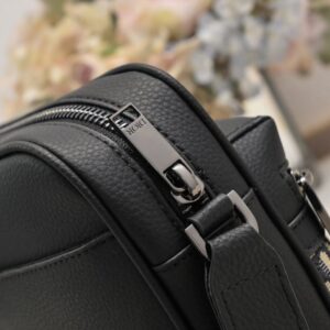 【AT2620】Dior ディオールのこのRider 2.0ジッパーメッセンジャーバッグは実用的で洗練されており、日常生活に最適なアイテムです。ブラックのObliqueプリント生地を使用し、正面にはディオールのロゴが施され、ブラックの粒面牛革のディテールが施されています。