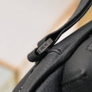 【AT2620】Dior ディオールのこのRider 2.0ジッパーメッセンジャーバッグは実用的で洗練されており、日常生活に最適なアイテムです。ブラックのObliqueプリント生地を使用し、正面にはディオールのロゴが施され、ブラックの粒面牛革のディテールが施されています。