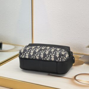 【AT2620】Dior ディオールのこのRider 2.0ジッパーメッセンジャーバッグは実用的で洗練されており、日常生活に最適なアイテムです。ブラックのObliqueプリント生地を使用し、正面にはディオールのロゴが施され、ブラックの粒面牛革のディテールが施されています。