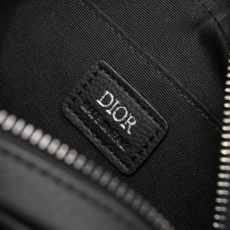 【AT2620】Dior ディオールのこのRider 2.0ジッパーメッセンジャーバッグは実用的で洗練されており、日常生活に最適なアイテムです。ブラックのObliqueプリント生地を使用し、正面にはディオールのロゴが施され、ブラックの粒面牛革のディテールが施されています。