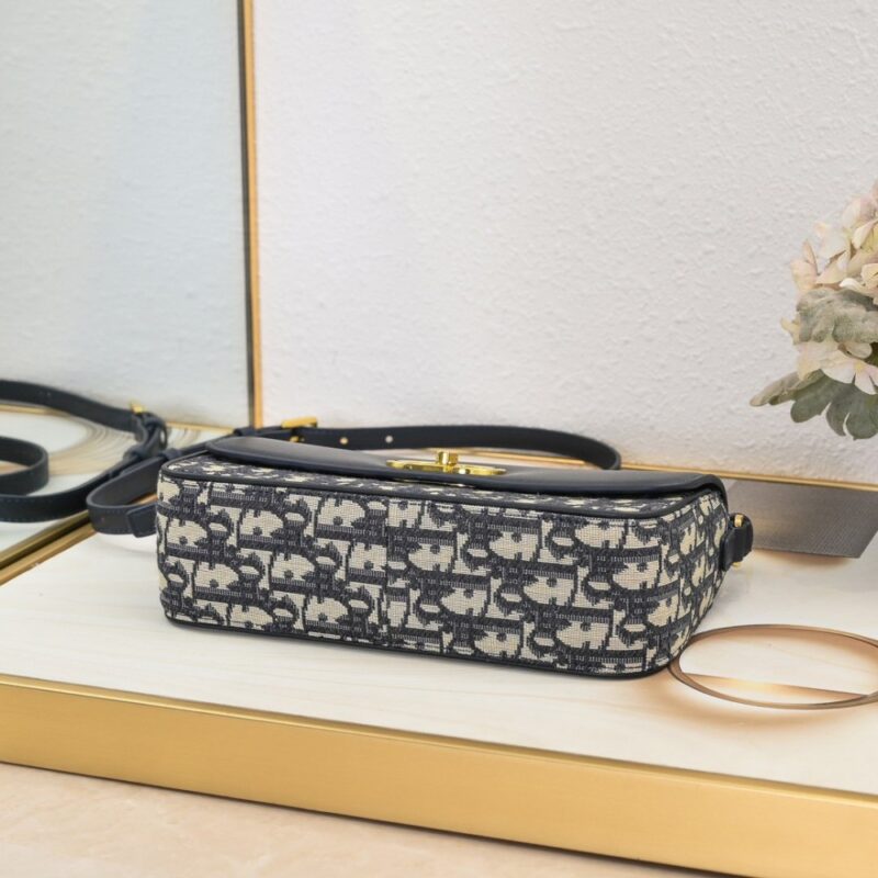 【AT2621】Dior Montaigne Avenue East-Westリュックサックミニストラップハンドバッグは2024年秋冬のコレクションの新商品で、時尚でエレガントです。
