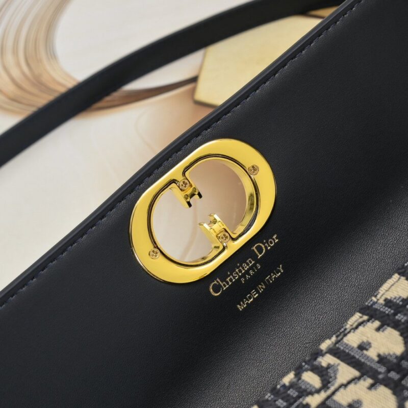 【AT2621】Dior Montaigne Avenue East-Westリュックサックミニストラップハンドバッグは2024年秋冬のコレクションの新商品で、時尚でエレガントです。